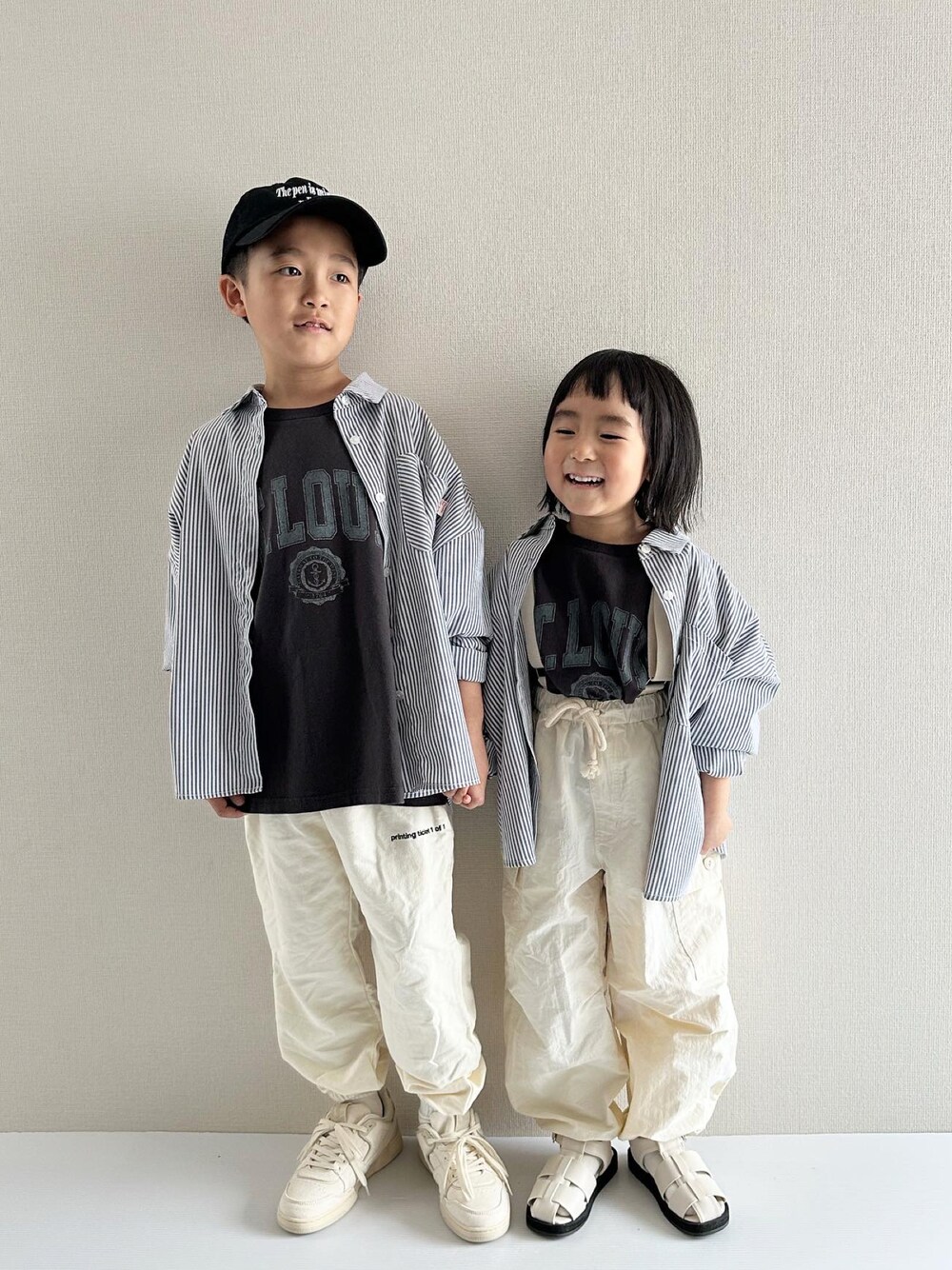 グレー系のTシャツ/カットソー、グレー系のTシャツ/カットソー、ブラック系のシャツ/ブラウスを着用したキッズの春コーディネートの1枚目の写真