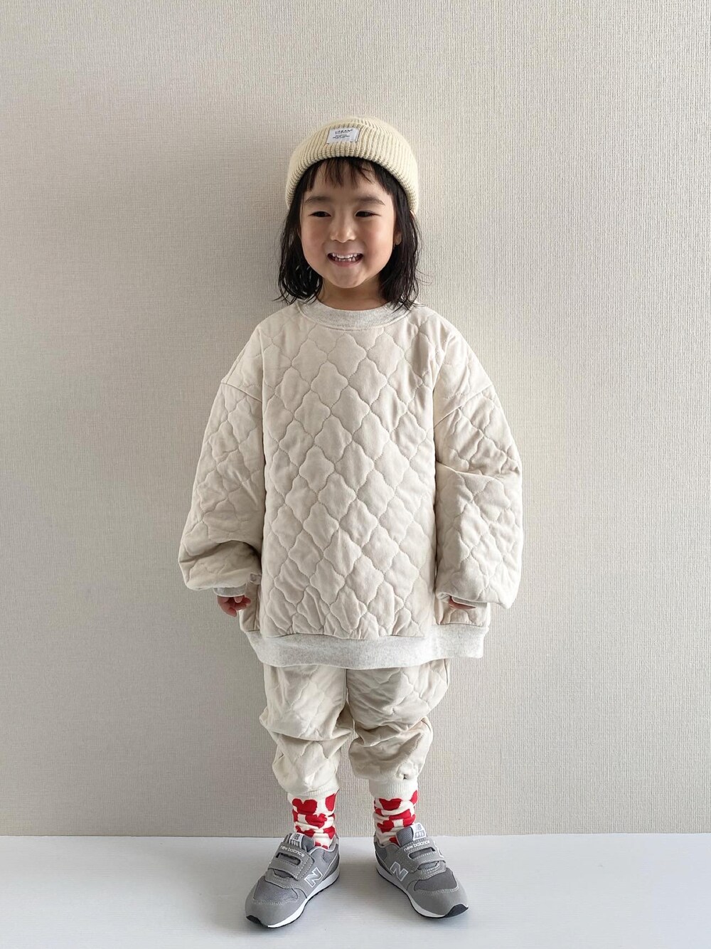 ホワイト系のスウェット、ホワイト系のその他パンツ、グレー系のスニーカーを着用したキッズの冬コーディネートの1枚目の写真