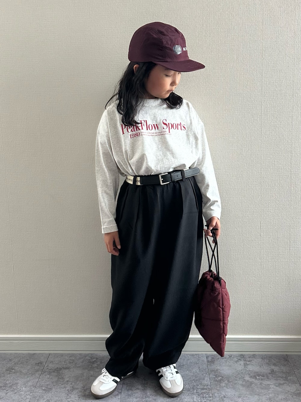 グレー系のTシャツ/カットソー、ブラック系のその他パンツ、レッド系のショルダーバッグを着用したキッズの秋コーディネートの1枚目の写真