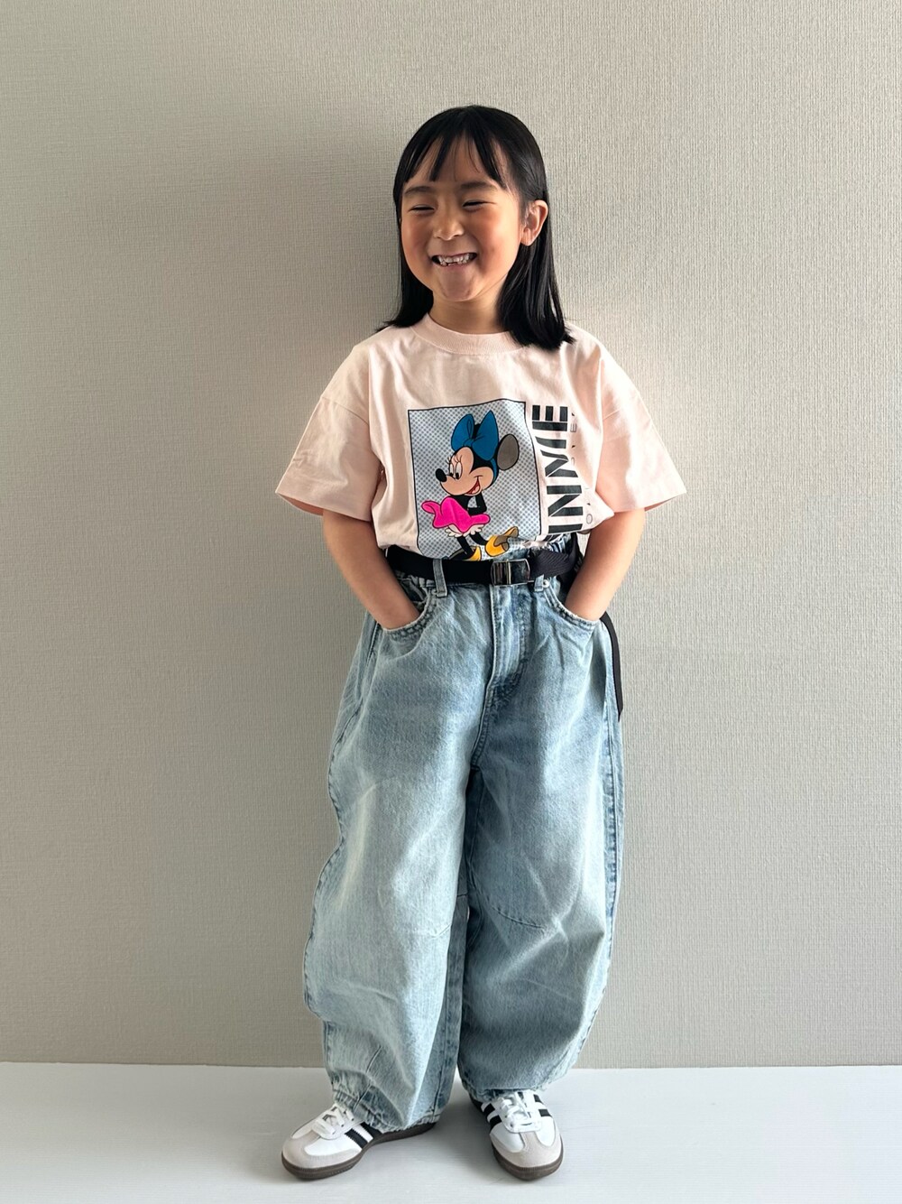 ピンク系のTシャツ/カットソー、ブルー系のデニムパンツ、ホワイト系のスニーカーを着用したキッズの春コーディネートの1枚目の写真