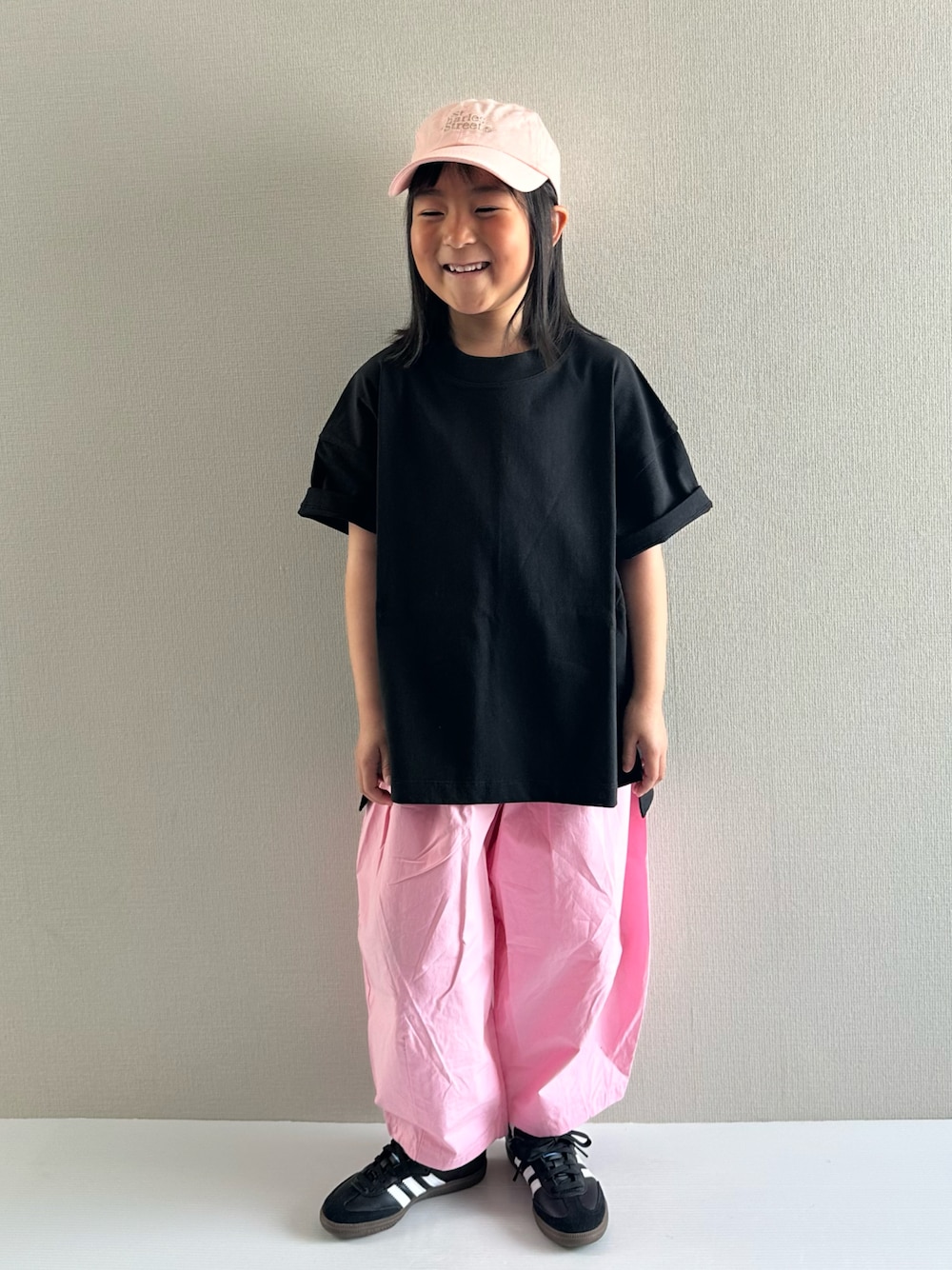 「古着MIX、休日スタイル、春コーデ、カジュアルコーデ、キャップ、Tシャツ、ワイドパンツ、スニーカー、春カラー、お出かけコーデ、スポーツミックス」｜「LOWRYS FARMのＵＳＡチュニックＴ　 290075（Tシャツ/カットソー、ブラック系）」を使った、y___aさん（キッズ・110cm）の春コーディネートの1枚目の写真