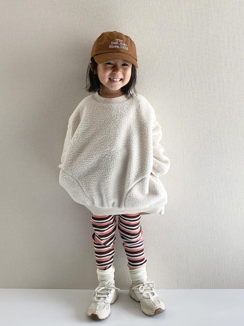 「ローリーズファーム(LOWRYS FARM)、ローリーズファームキッズ、lowrysfarmkids、韓国子供服、キャップ、レギンス、ボア、ボーダー、スニーカー、白スニーカー、秋コーデ、秋冬コーデ、休日スタイル、ワントーンコーデ、カジュアルコーデ」｜「韓国子供服のアイテム（キャップ、ブラウン系）」を使った、y___aさん（キッズ・100cm）の秋コーディネートの1枚目の写真