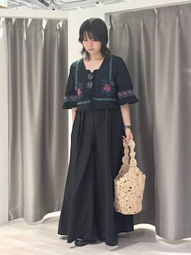 「ROSE BUD（ローズバッド）のEMBROIDERY RIBBON BLOUSE（シャツ/ブラウス、ブラック系）」を使った、canakoさん（レディース・167cm）の夏コーディネート