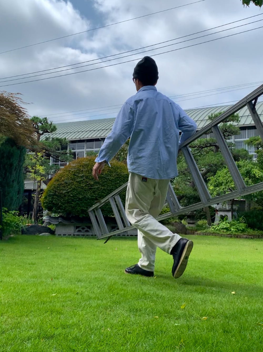 ブルー系のシャツ/ブラウス、ホワイト系のパンツ、ブラック系のブーツを着用したメンズの夏コーディネートの1枚目の写真