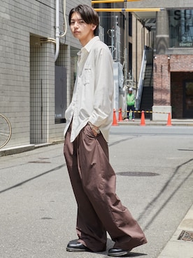 「WHITE MOUNTAINEERING（ホワイトマウンテニアリング）のWhite Mountaineering/ホワイトマウンテニアリング × Dickies/ディッキーズ WM×Dickies 2 TUCK PANTS ブランドタグ フロントフライ 2タックパンツ 2026年 夏 夏服 秋服（チノパンツ、ブラウン系）」を使った、ケンジさん（メンズ・172cm）の夏コーディネート