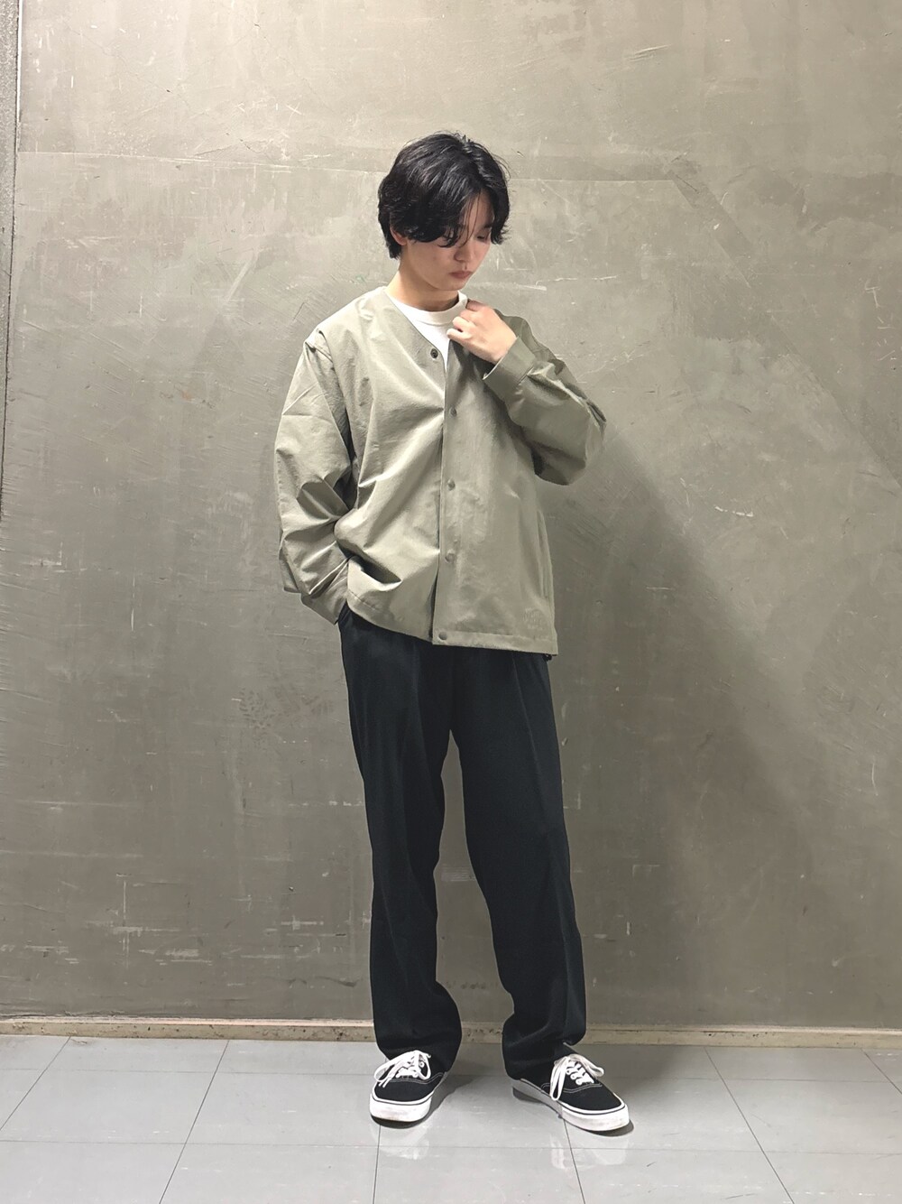 グリーン系のノーカラージャケット、ブラック系のその他パンツ、ベージュ系のTシャツ/カットソーを着用したメンズの春コーディネートの1枚目の写真