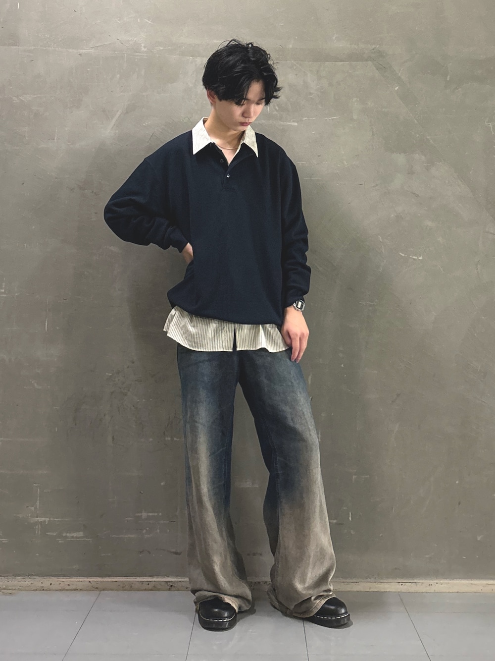 ベージュ系のシャツ/ブラウス、ブルー系のTシャツ/カットソー、シルバー系のアナログ腕時計を着用したメンズの秋コーディネートの1枚目の写真