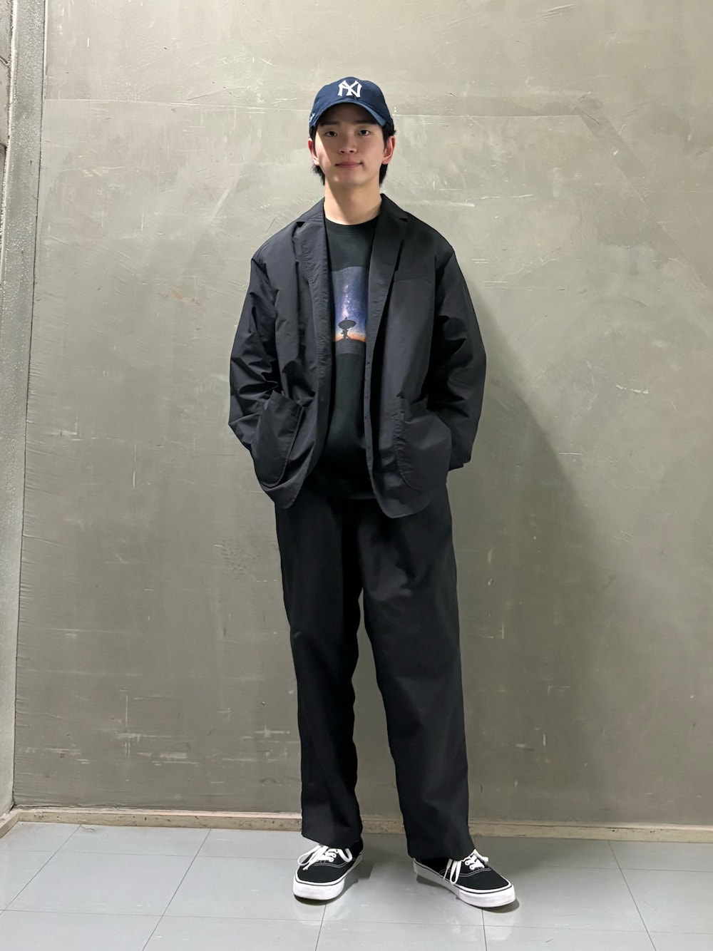 ブラック系のその他アウター、ブラック系のその他パンツ、ブラック系のTシャツ/カットソーを着用したメンズの春コーディネートの1枚目の写真