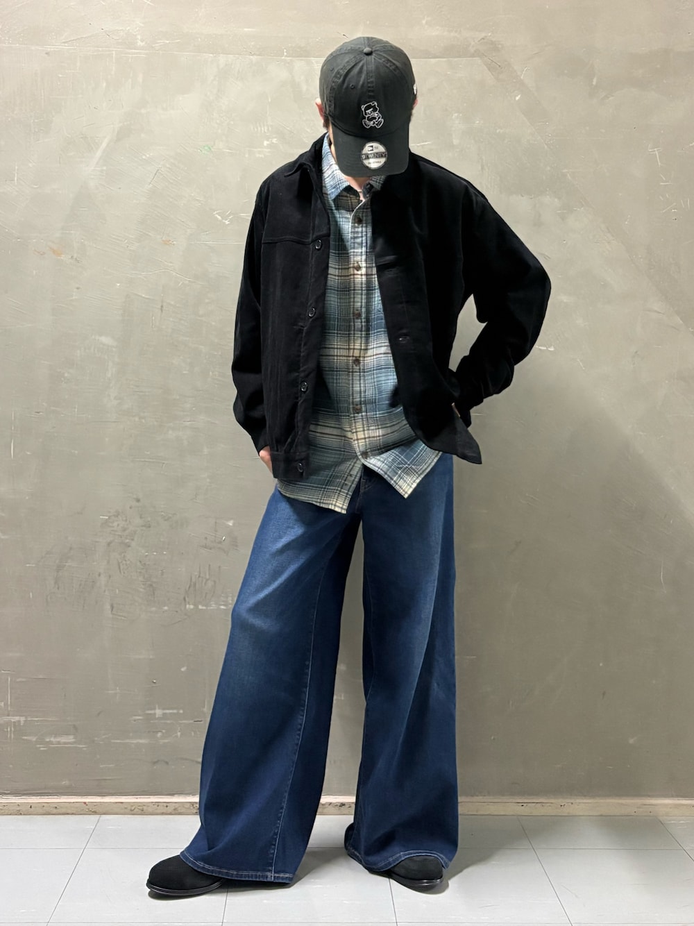 ブラック系のその他アウター、ブルー系のシャツ/ブラウス、ブルー系のデニムパンツを着用したメンズの秋コーディネートの1枚目の写真