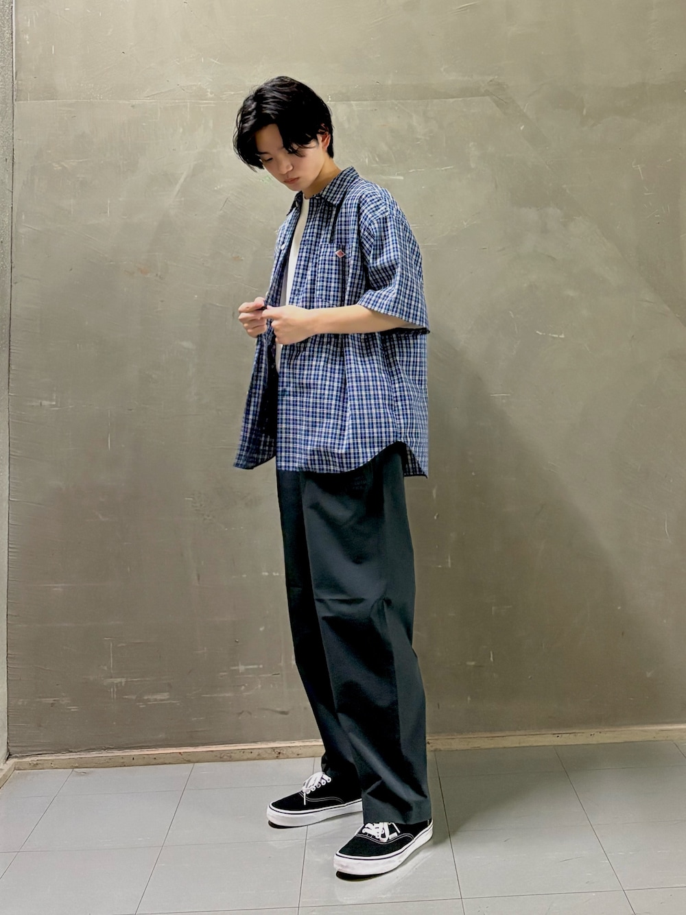ブルー系のシャツ/ブラウス、ホワイト系のTシャツ/カットソー、ブルー系のその他パンツを着用したメンズの春コーディネートの1枚目の写真