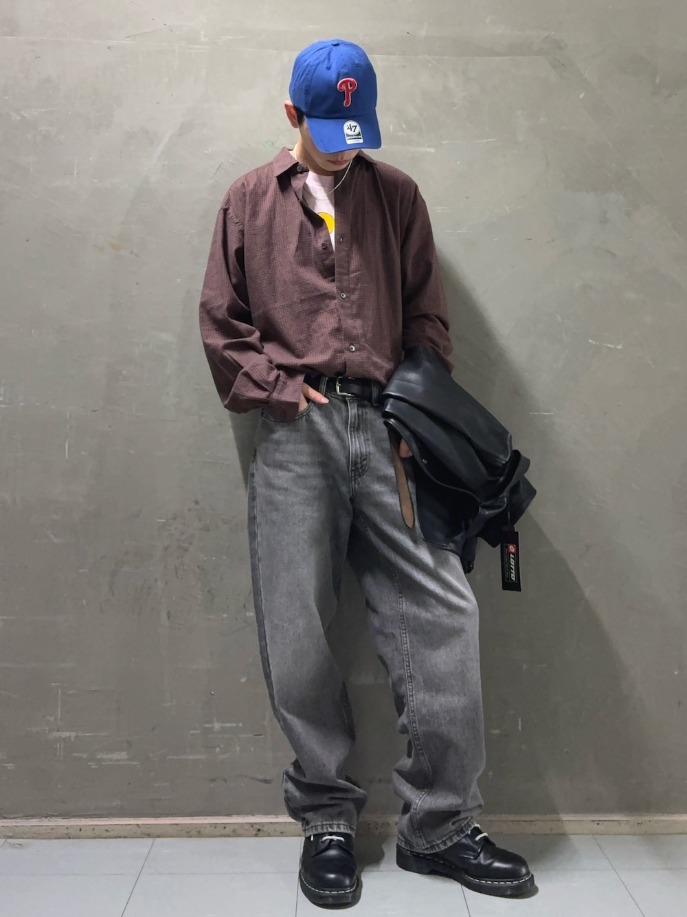 ブラック系のデニムパンツ、レッド系のシャツ/ブラウス、ブラック系のベルトを着用したメンズの秋コーディネートの1枚目の写真