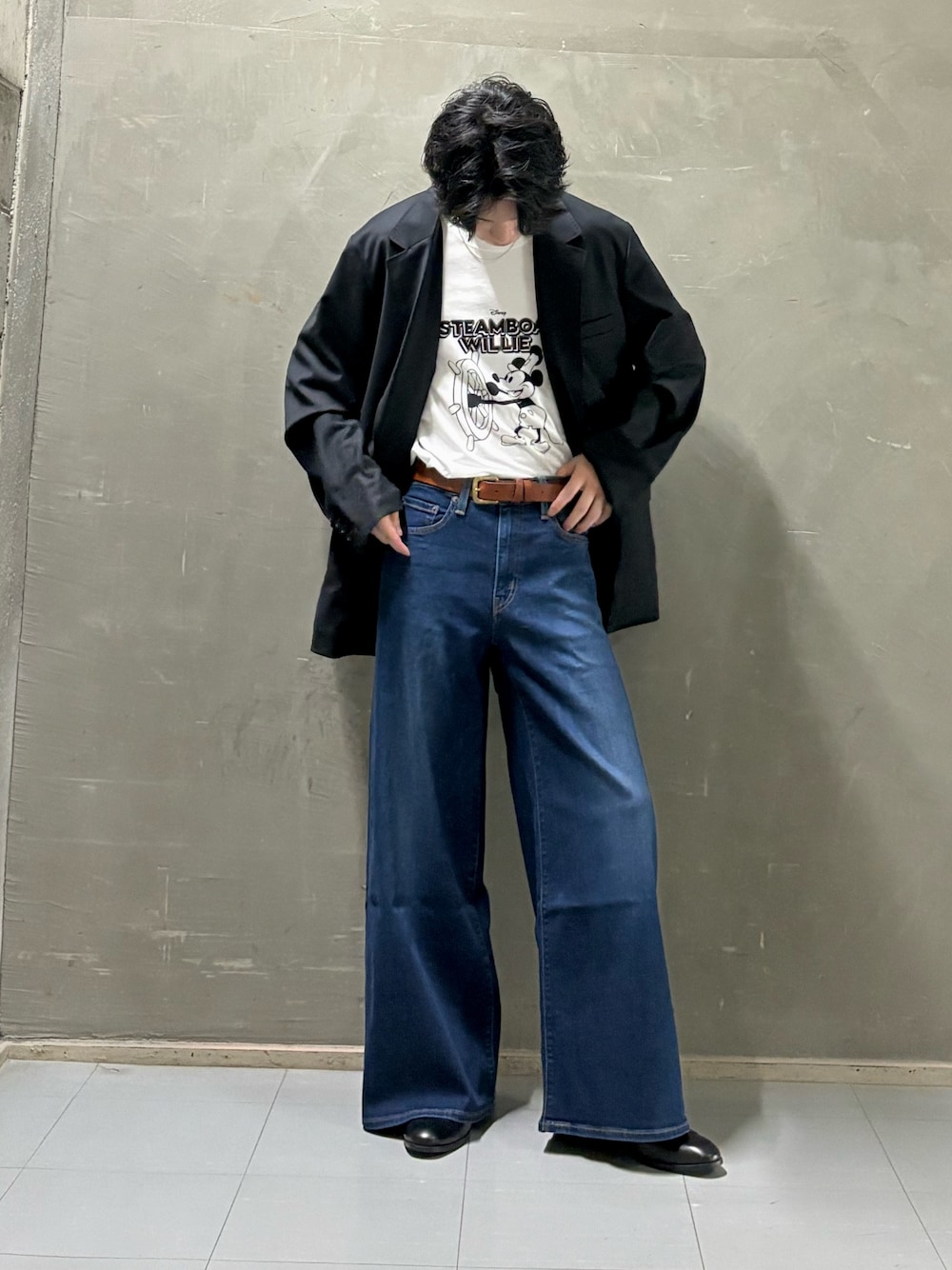 ホワイト系のTシャツ/カットソー、ブルー系のデニムパンツ、シルバー系のアナログ腕時計を着用したメンズの夏コーディネートの1枚目の写真