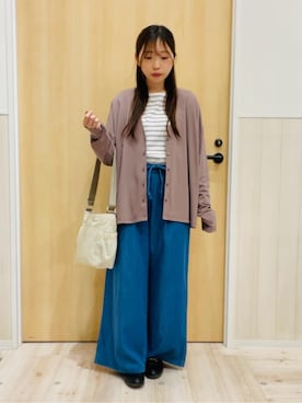 「SHOO・LA・RUE（シューラルー）の【S-LL/UV】手の甲まで隠れる 指穴付き とろみVネックカーディガン（カーディガン/ボレロ、ブラウン系）」を使った、minamiさん（レディース・154cm）の春コーディネート