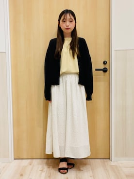 「SHOO・LA・RUE（シューラルー）の【洗濯機可/ひんやり/UV】さらっとしたタッチが心地よい ショート丈 Vネックカーディガン（カーディガン/ボレロ、ブラック系）」を使った、minamiさん（レディース・154cm）の春コーディネート