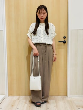 「SHOO・LA・RUE（シューラルー）の【洗濯機可／洗濯後しわになりにくい】大人の甘さをプラスする ドット柄袖タックブラウス（シャツ/ブラウス、ホワイト系）」を使った、minamiさん（レディース・154cm）の夏コーディネート
