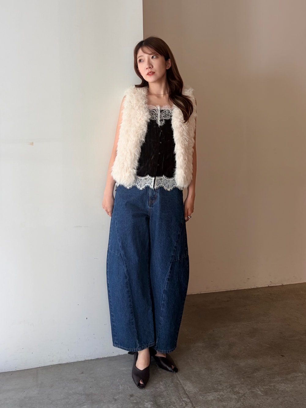 ホワイト系のベスト、ブラック系のTシャツ/カットソー、ブルー系のデニムパンツを着用したレディースの夏コーディネートの1枚目の写真