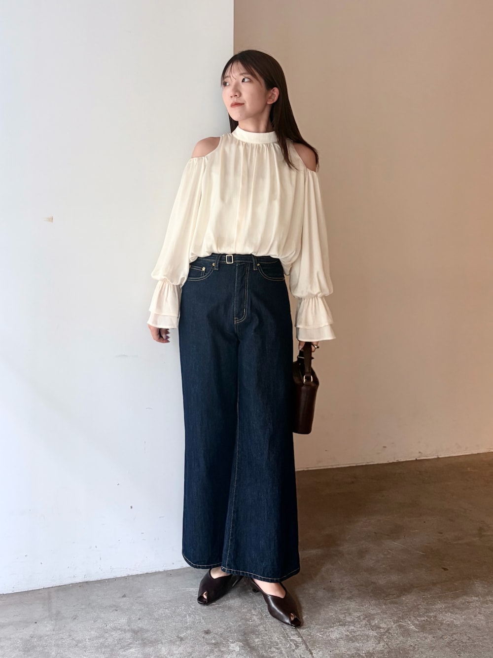 ホワイト系のシャツ/ブラウス、ブラウン系のパンプス、ブルー系のデニムパンツを着用したレディースの夏コーディネートの1枚目の写真