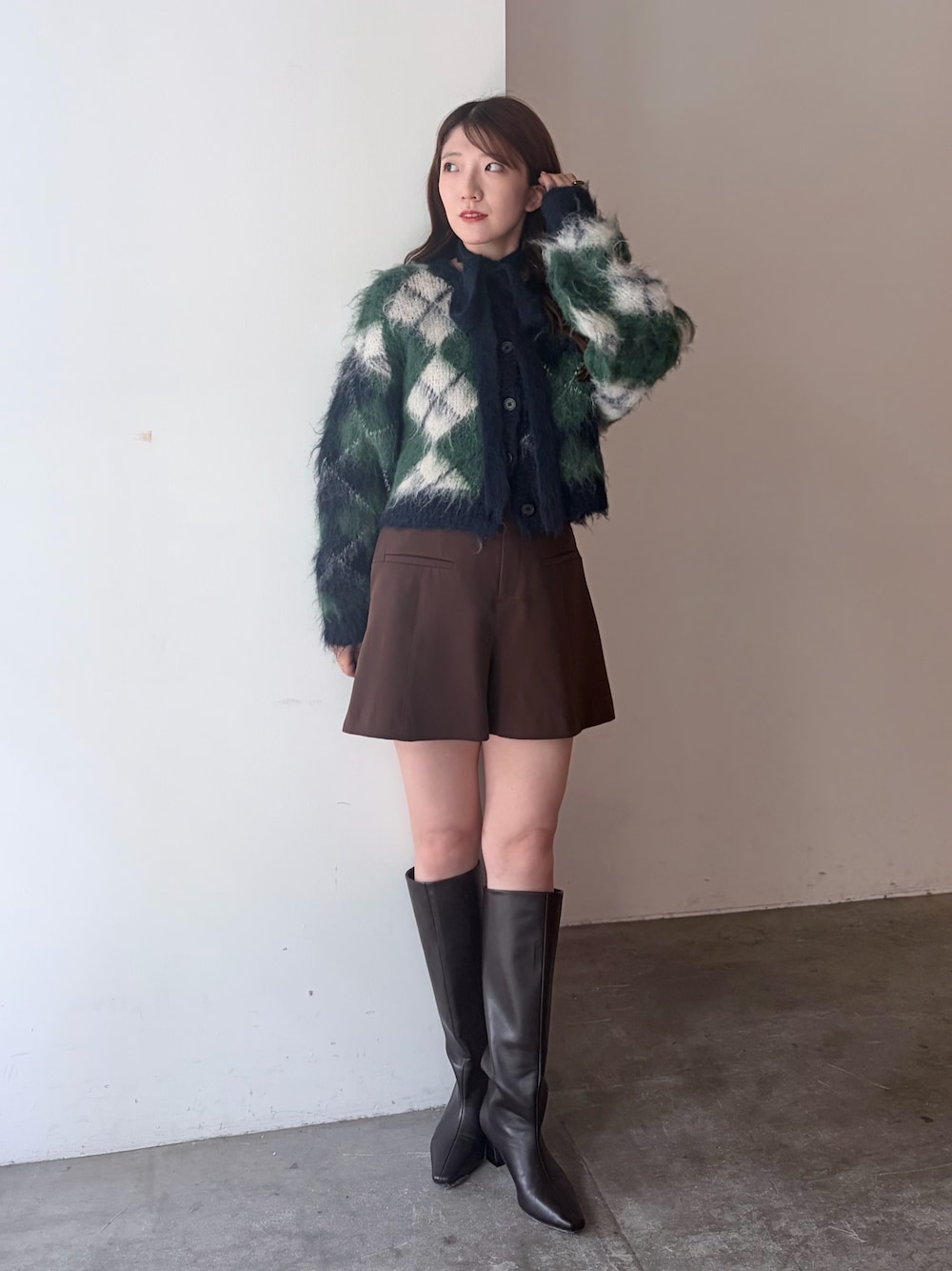 グリーン系のカーディガン/ボレロ、ブラウン系のその他パンツ、ブラウン系のブーツを着用したレディースの夏コーディネートの1枚目の写真