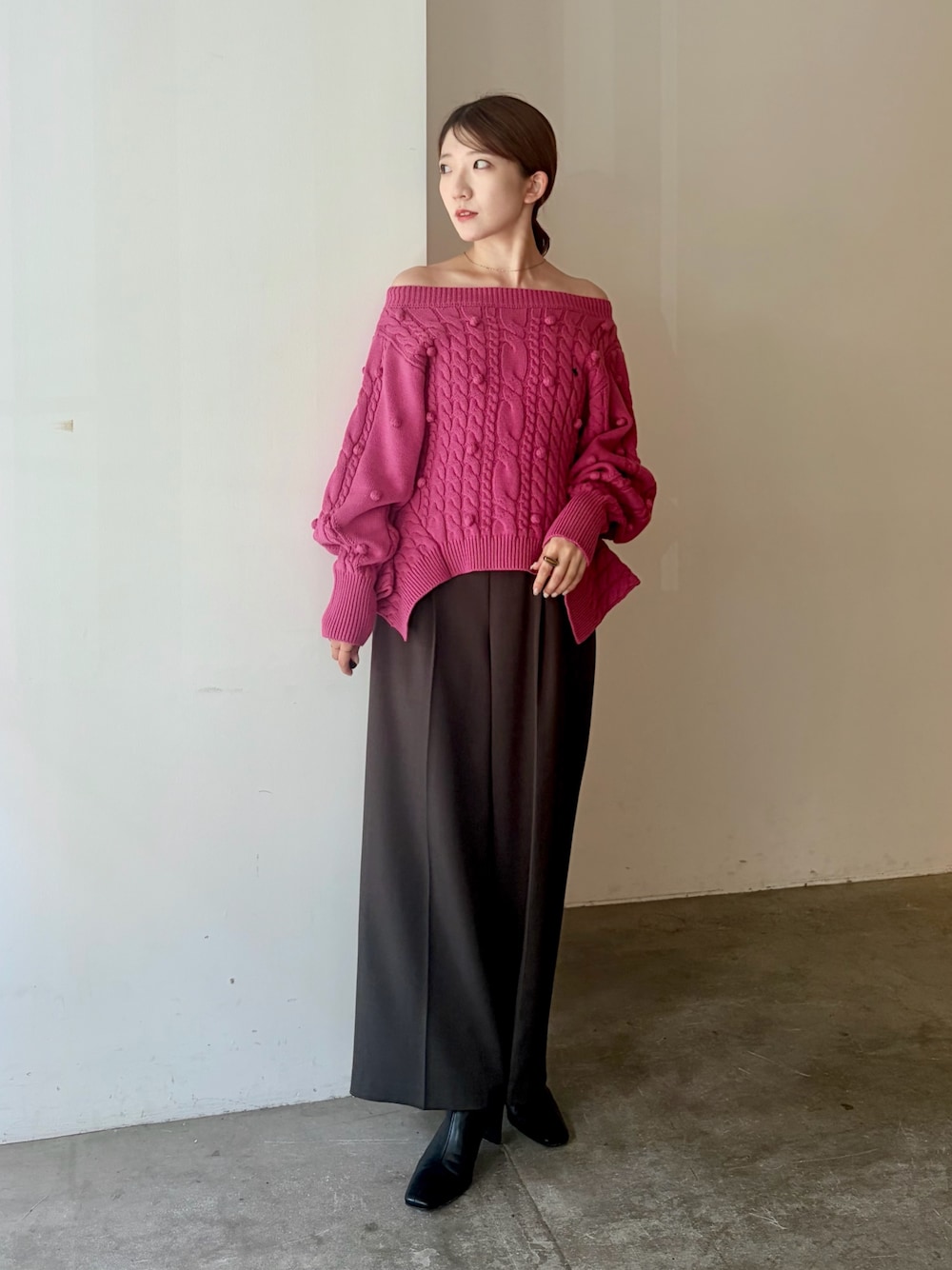 グレー系のその他パンツ、ピンク系のニット/セーター、ブラック系のブーツを着用したレディースの夏コーディネートの1枚目の写真