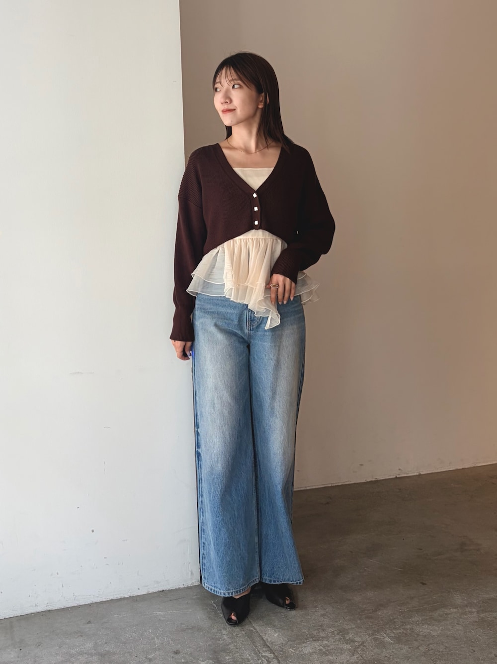 ブラウン系のカーディガン/ボレロ、ブルー系のデニムパンツ、ブラウン系のパンプスを着用したレディースの夏コーディネートの1枚目の写真