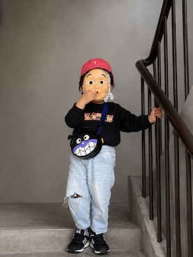 「Fluffy BROTHERS（フラッフィーブラザーズ）のダメージ加工ラウンドデニムパンツ（デニムパンツ、ブルー系）」を使った、　リッキーさん（キッズ・90cm）の春コーディネート