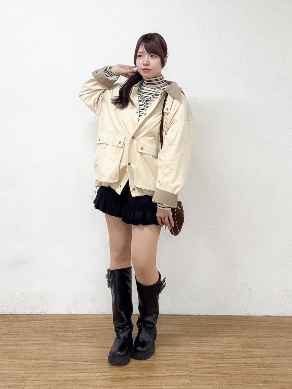 ホワイト系のその他アウター、ホワイト系のニット/セーター、ブラック系のその他パンツを着用したレディースの冬コーディネートの1枚目の写真