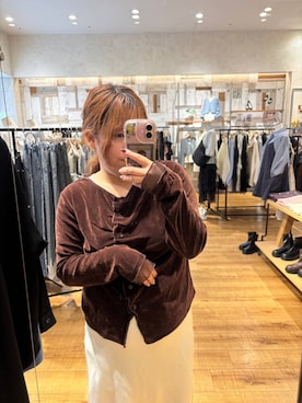 「LOWRYS FARM（ローリーズファーム）のベロアギャザーカーディガンLS 1074063（Tシャツ/カットソー、ブラウン系）」を使った、ゆっきー☺︎さん（レディース・160cm）の秋コーディネート