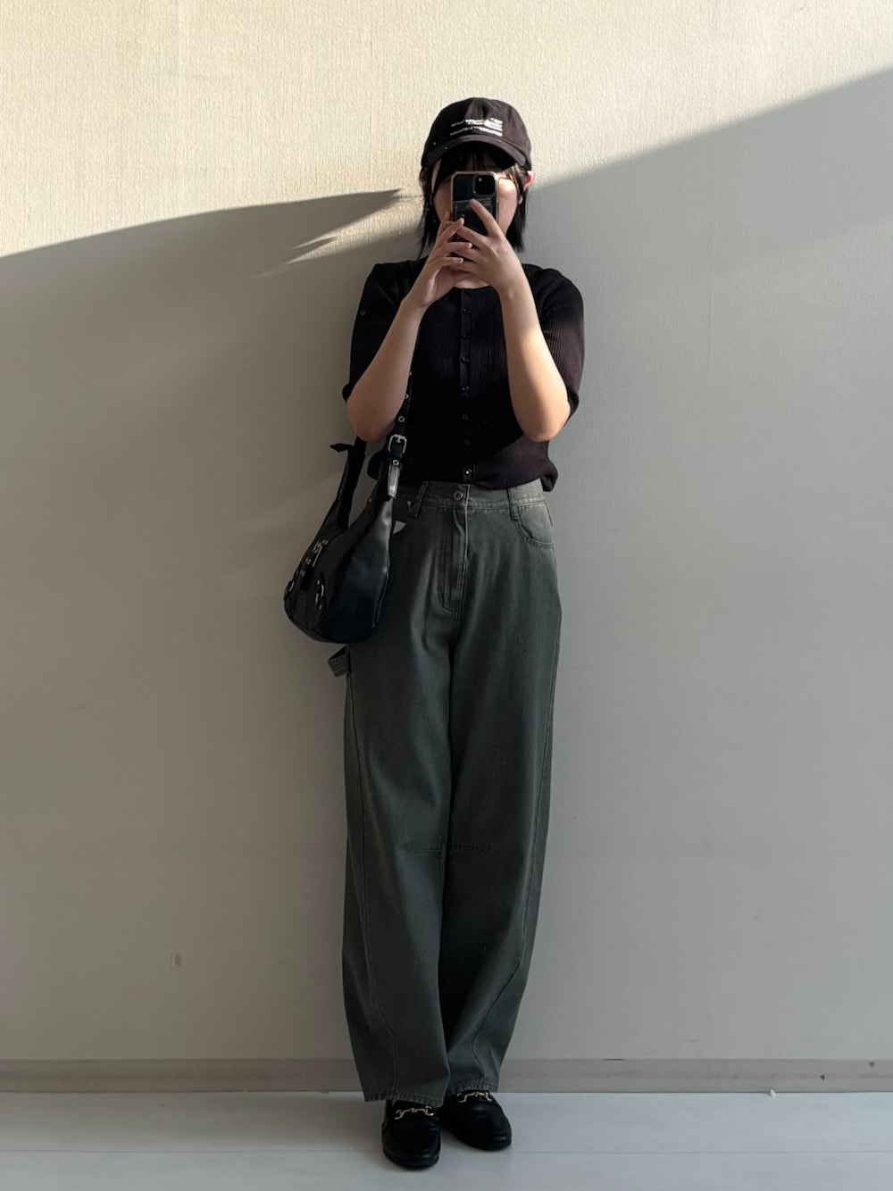 グレー系のデニムパンツ、グレー系のニット/セーターを着用したレディースの春コーディネートの1枚目の写真