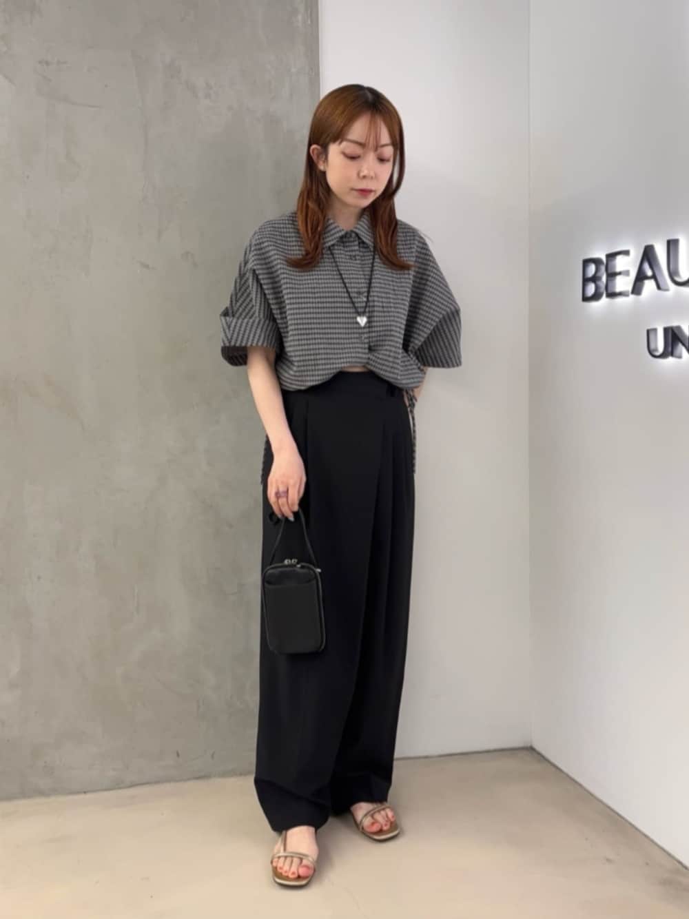 グレー系のシャツ/ブラウス、ブラック系のその他パンツ、ゴールド系のサンダルを着用したレディースの夏コーディネートの1枚目の写真
