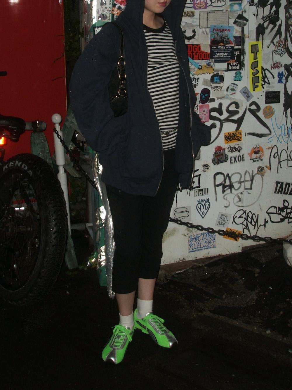 グリーン系のスニーカー、ブラック系のその他パンツ、ブルー系のパーカーを着用したレディースの秋コーディネートの1枚目の写真