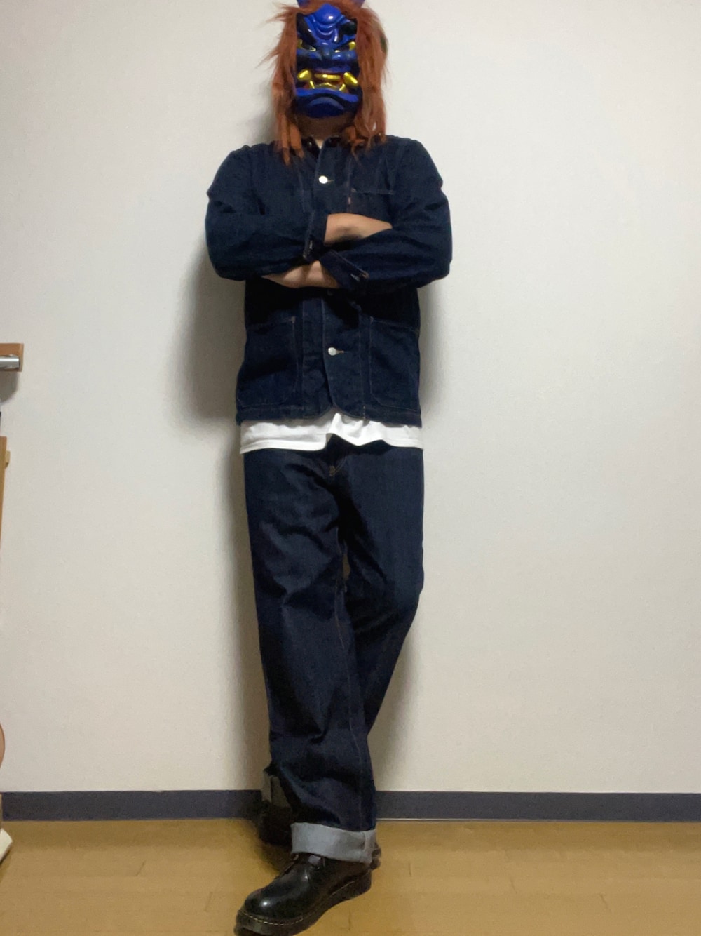 「秋コーデ、シンプルコーデ、デニムオンデニム、デニム、カバーオール、セットアップ、白Tシャツ、ポストマンシューズ、革靴」｜「Levi'sのアイテム（カバーオール、ブルー系）」を使った、鬼ジローさん（メンズ・186cm）の秋コーディネートの1枚目の写真