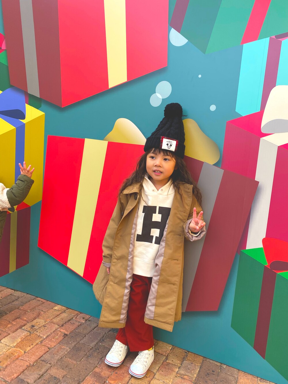 「sara_code#秋服#冬服#子どものいる暮らし」｜「LOWRYS FARMのエアサーマルロングコート　953334（ダウンジャケット/コート、ベージュ系）」を使った、さらさくさん（キッズ・100cm）の冬コーディネートの1枚目の写真