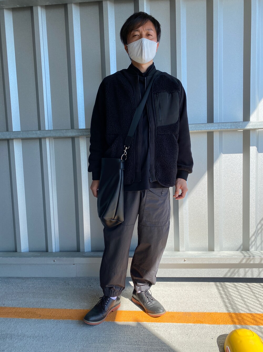 グレー系のその他パンツ、ブラック系のショルダーバッグ、ブラック系のその他アウターを着用したメンズの秋コーディネートの1枚目の写真