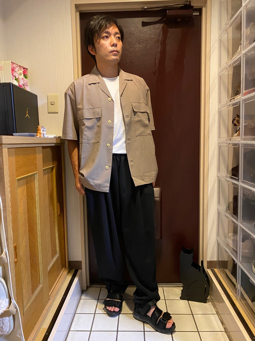 ブラック系のスウェットパンツ、ホワイト系のTシャツ/カットソー、ベージュ系のシャツ/ブラウスを着用したメンズの秋コーディネートの1枚目の写真