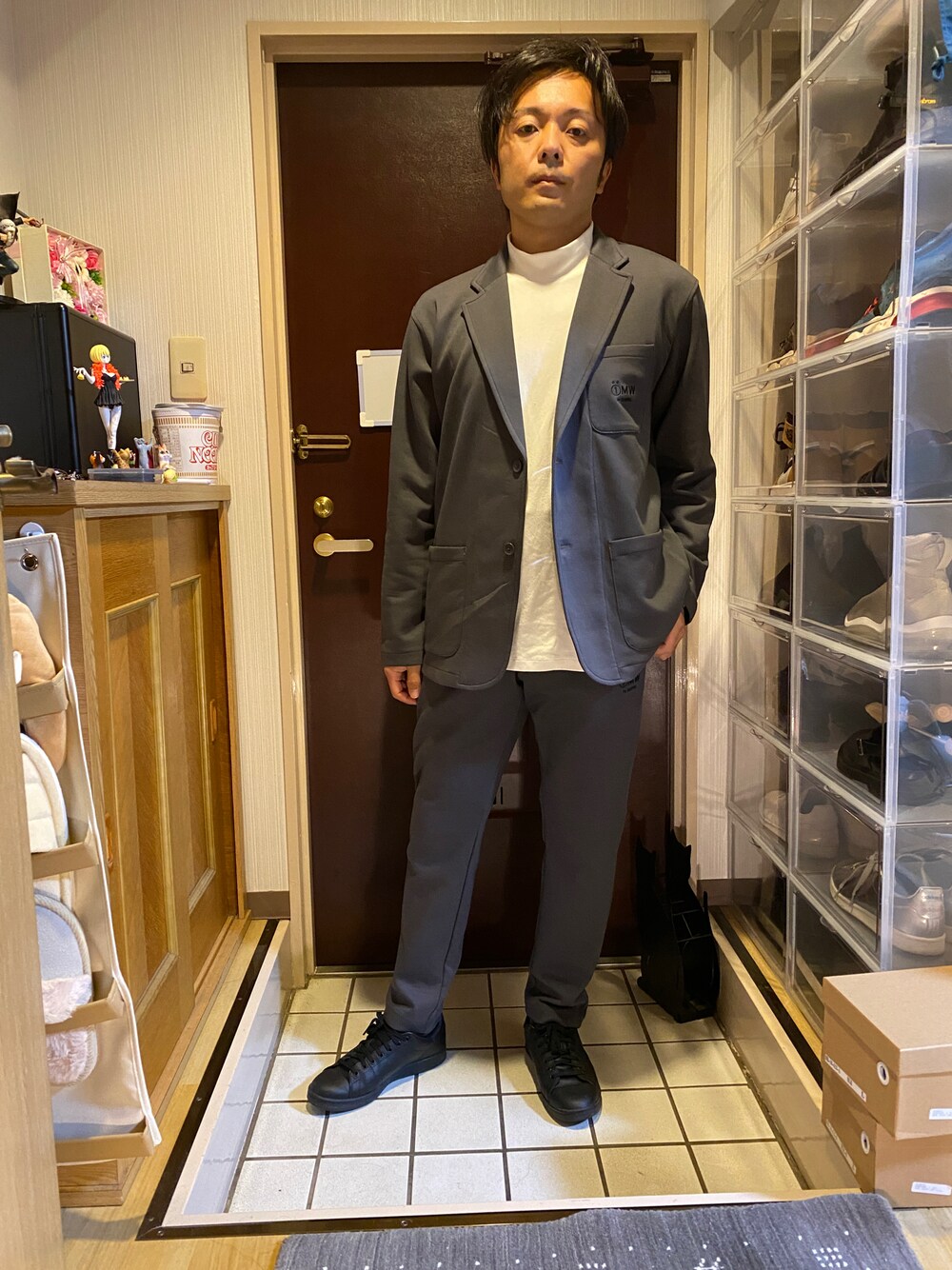 グレー系のスウェットパンツ、ホワイト系のTシャツ/カットソー、グレー系のテーラードジャケットを着用したメンズの秋コーディネートの1枚目の写真