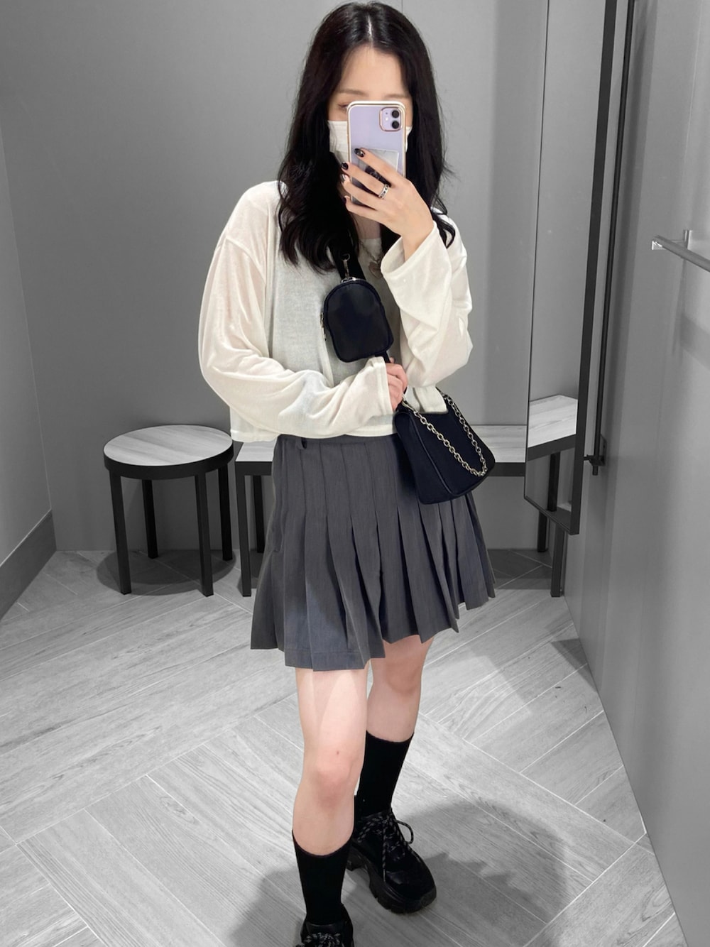 「ショルダーバッグ、ミニスカート、休日スタイル、キレイめ、プリーツスカート、ootd、韓国ファッション、シアーニット、おしゃれさんと繋がりたい、韓国好きな人と繋がりたい」｜「Availのアイテム（ニット/セーター、ホワイト系）」を使った、Cherryさん（レディース・157cm）の秋コーディネートの1枚目の写真