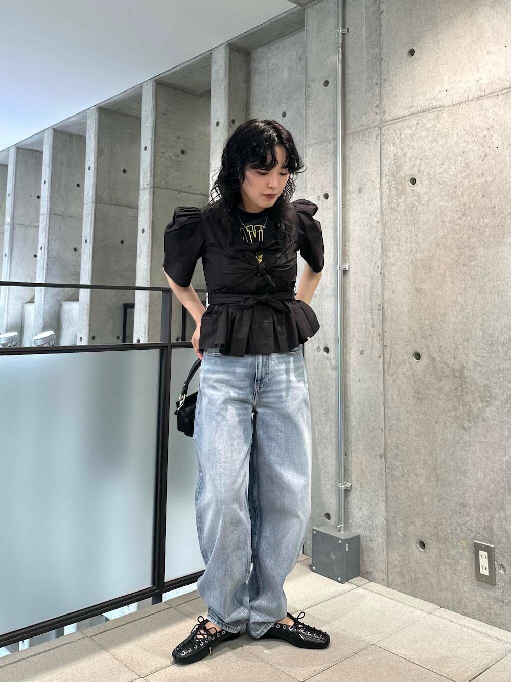 ブラック系のTシャツ/カットソー、ブラック系のバレエシューズ、ブラック系のシャツ/ブラウスを着用したレディースの夏コーディネートの1枚目の写真