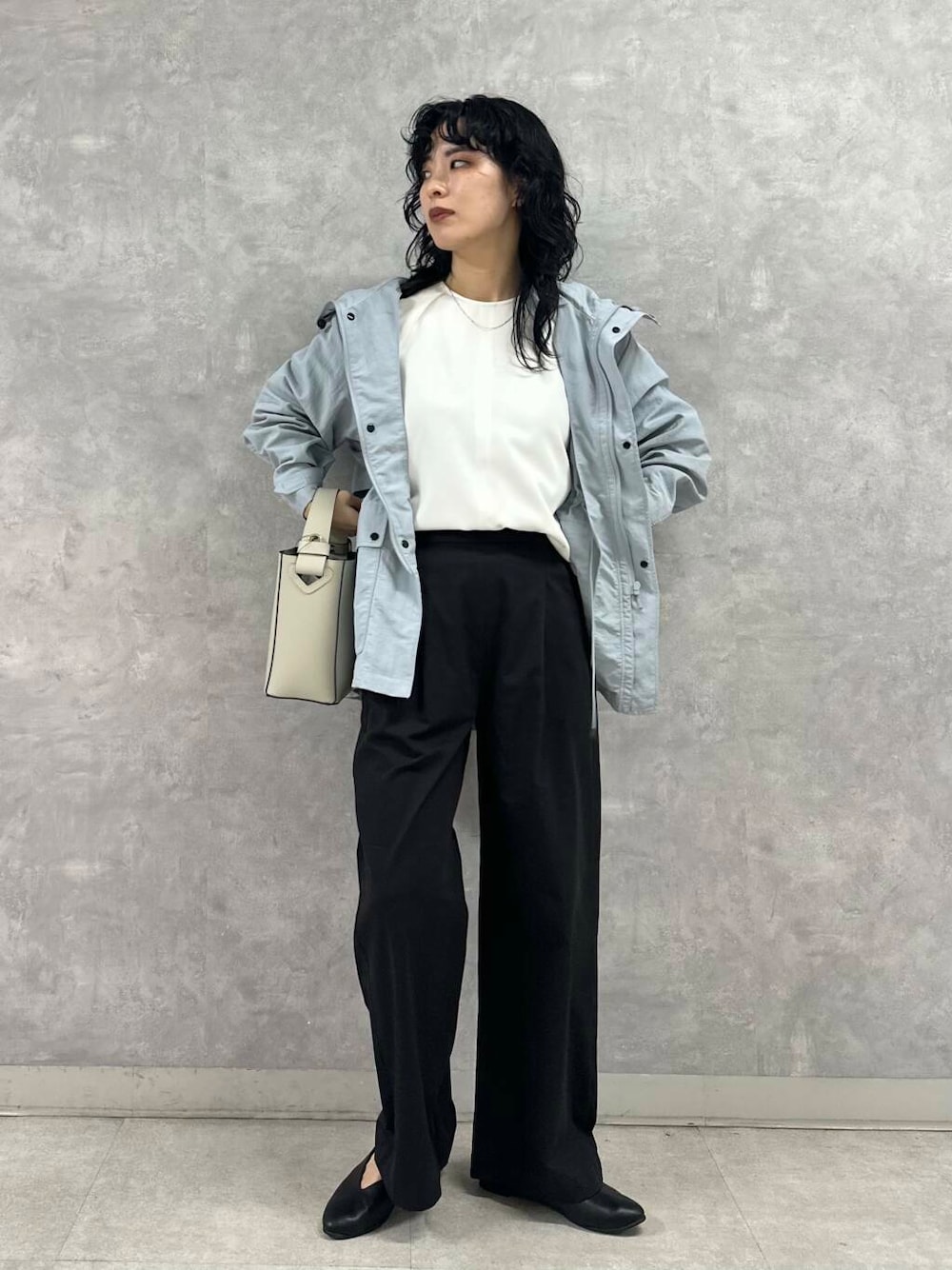 「doors、ブルベ冬、骨格ウェーブ、ウェーブ×ブルベ冬、春アウターコーデ」｜「URBAN RESEARCH DOORSのVカットパンプス（パンプス、ブラック系）」を使った、廣木真梨亜さん（レディース・158cm）の春コーディネートの1枚目の写真