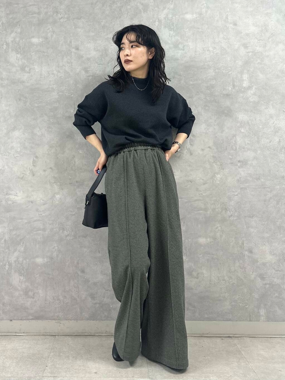 ブラック系のブーツ、グレー系のニット/セーター、グレー系のその他パンツを着用したレディースの冬コーディネートの1枚目の写真