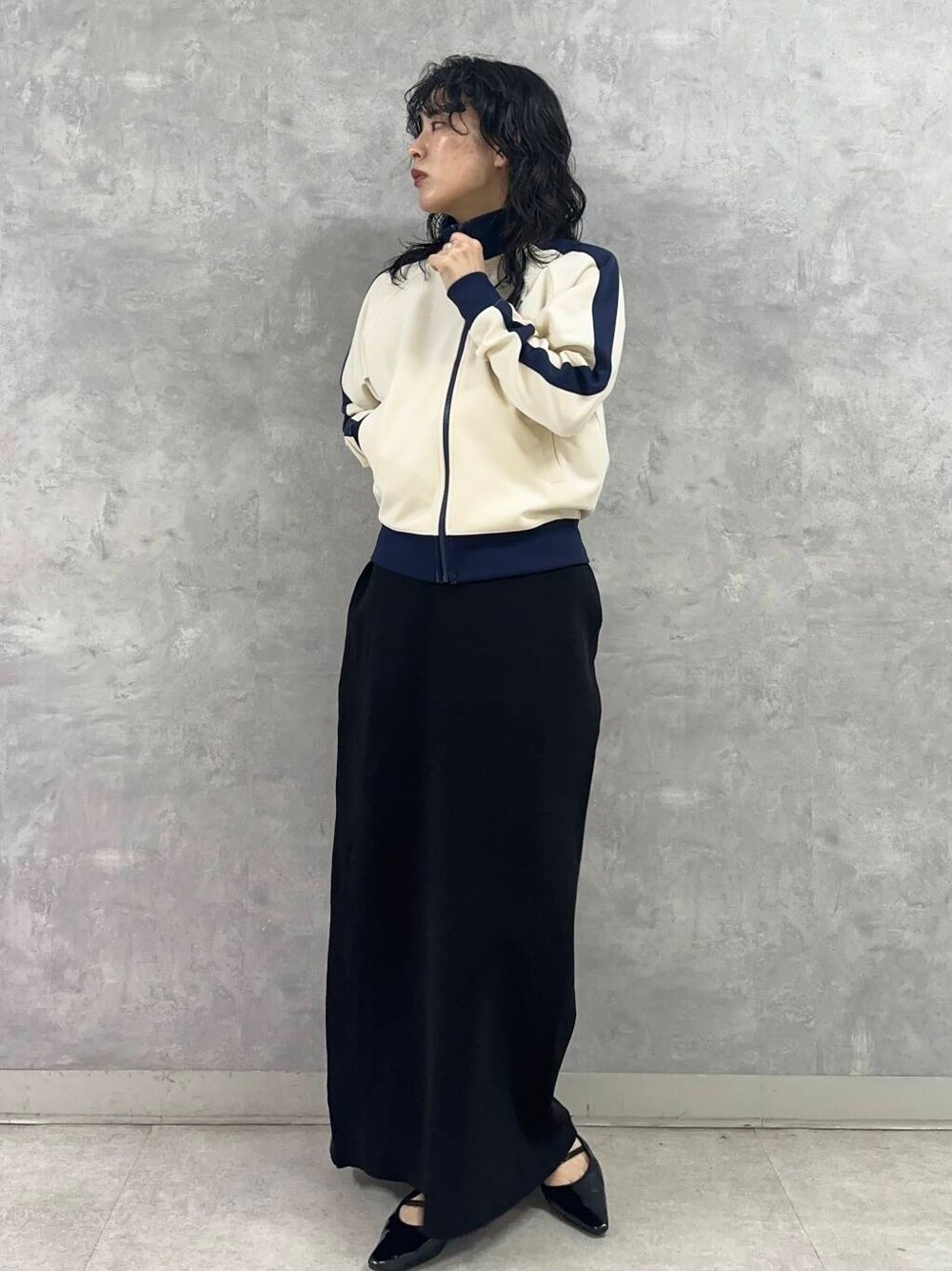 ブラック系のTシャツ/カットソー、ブラック系のスカート、ホワイト系のその他アウターを着用したレディースの春コーディネートの1枚目の写真