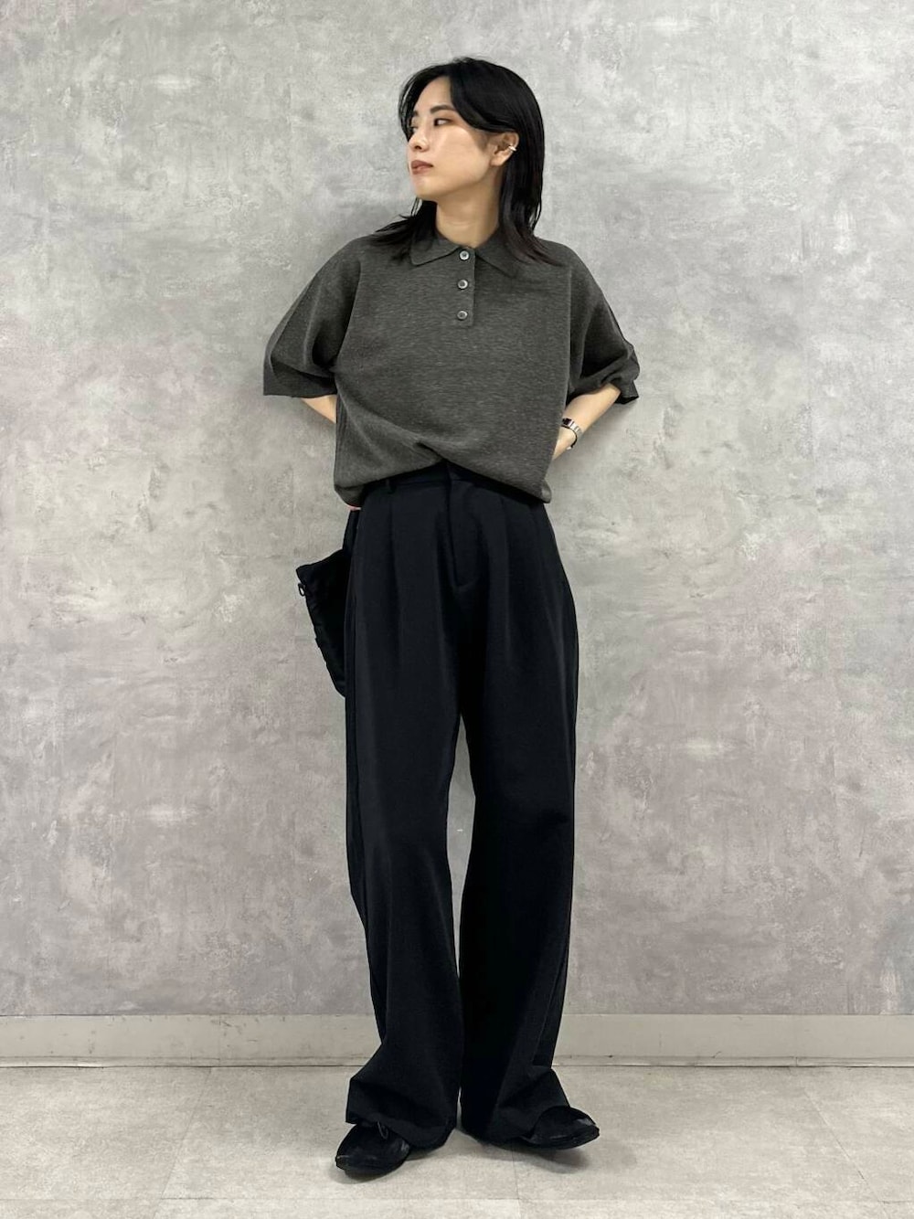 ブラック系のショルダーバッグ、ブラック系のバレエシューズ、ブラック系のその他パンツを着用したレディースの秋コーディネートの1枚目の写真