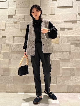 「URBAN RESEARCH DOORS（アーバンリサーチドアーズ）のピンタックフリルスタンドカラーブラウス（シャツ/ブラウス）」を使った、廣木真梨亜さん（レディース・158cm）の秋コーディネート