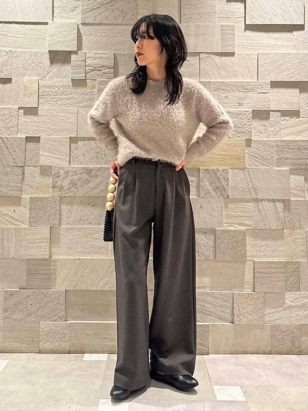 ホワイト系のダウンジャケット/コート、ブラック系のパンプス、グレー系のその他パンツを着用したレディースの冬コーディネートの1枚目の写真