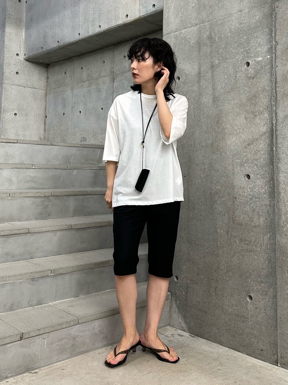 ホワイト系のTシャツ/カットソー、ブラック系のその他パンツ、ブラック系のサンダルを着用したレディースの夏コーディネートの1枚目の写真