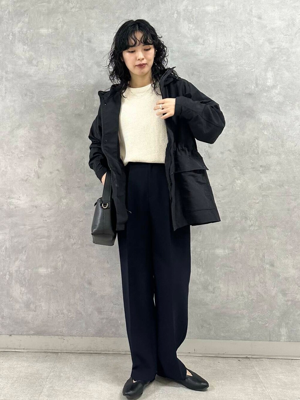ブラック系のパンプス、ブルー系のその他パンツ、ホワイト系のニット/セーターを着用したレディースの春コーディネートの1枚目の写真