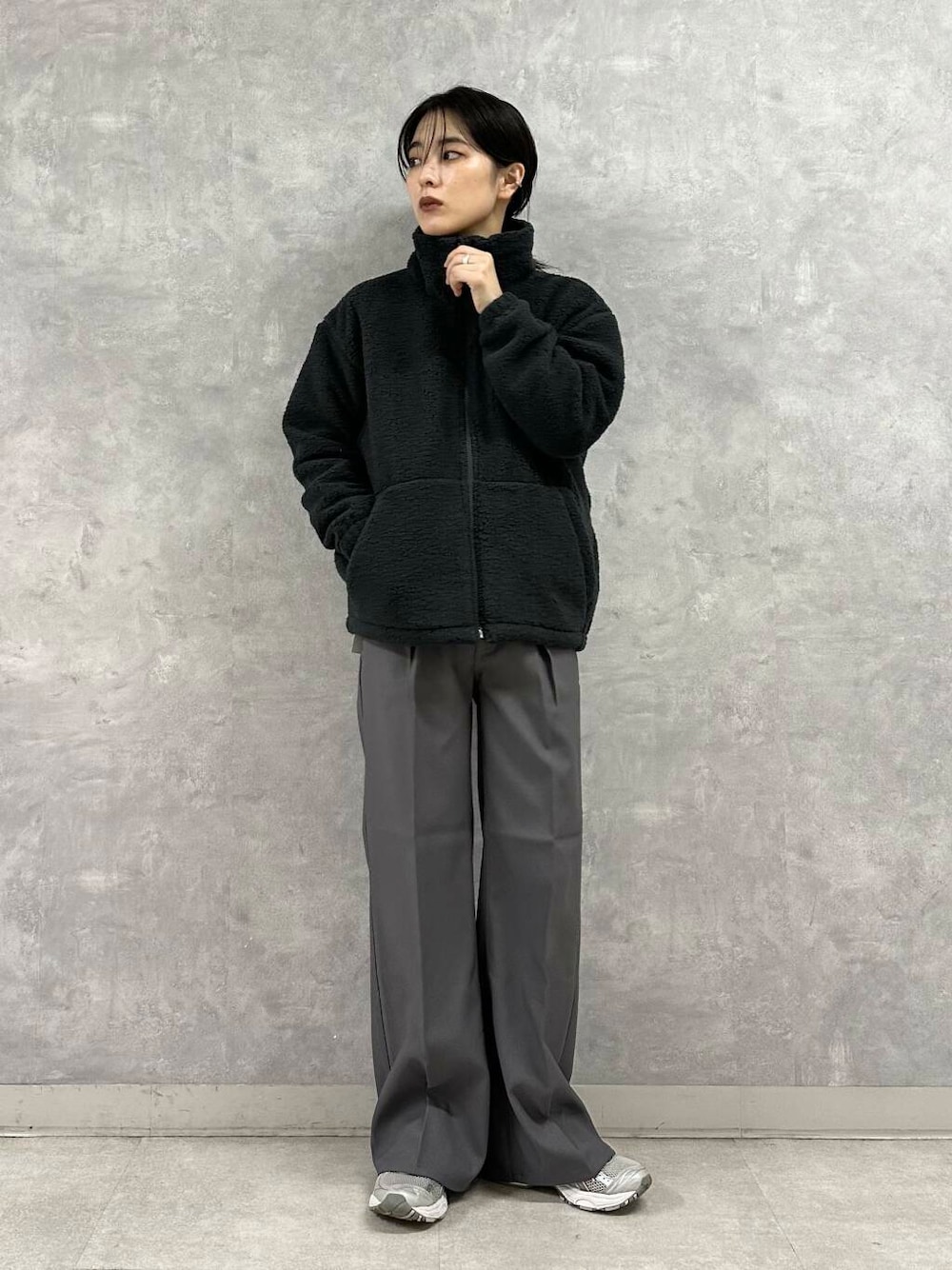 ブラック系のその他アウター、グレー系のその他パンツ、グリーン系のニット/セーターを着用したレディースの秋コーディネートの1枚目の写真