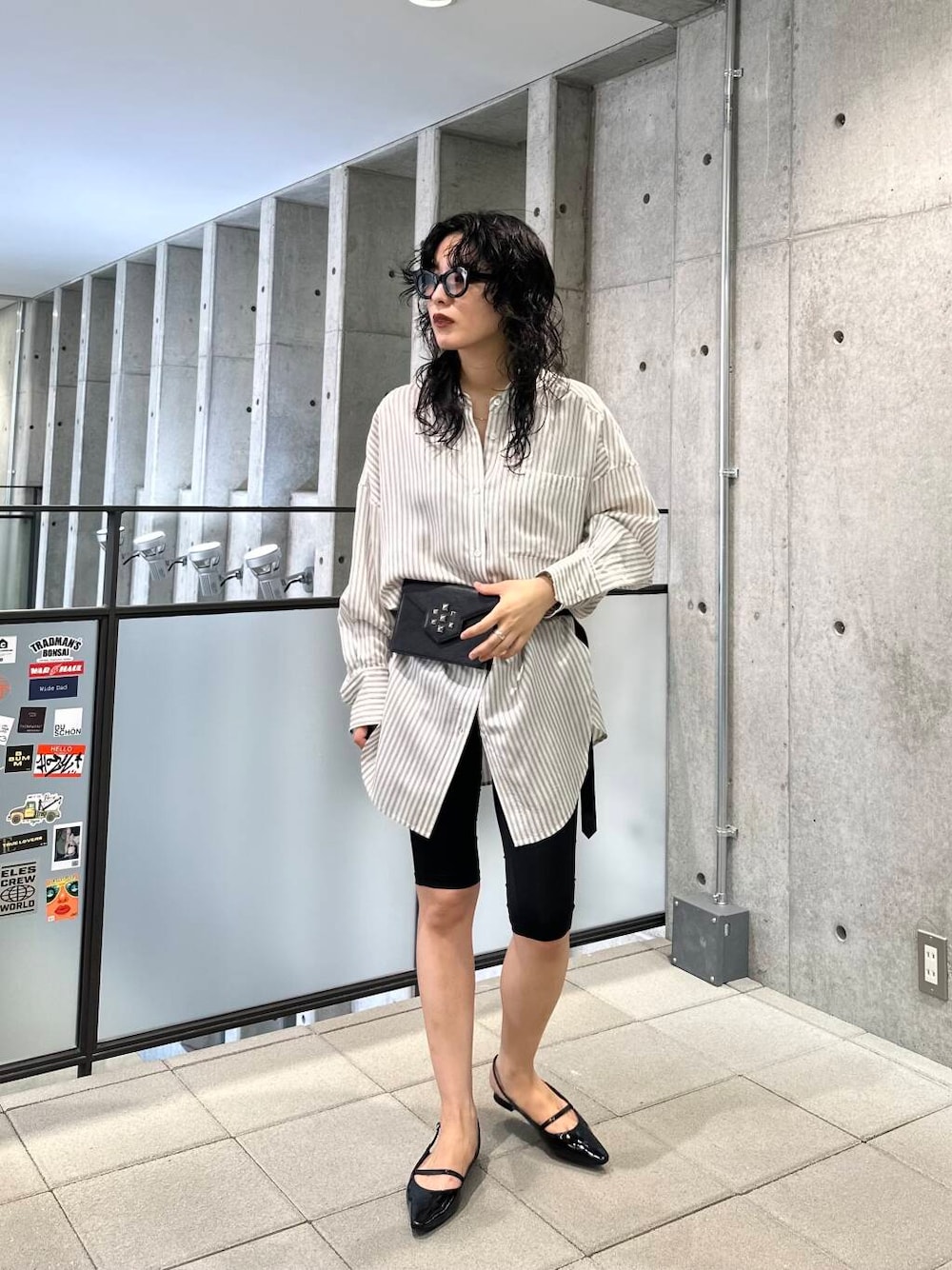 ブラック系のシャツ/ブラウス、ブラック系の水着を着用したレディースの夏コーディネートの1枚目の写真