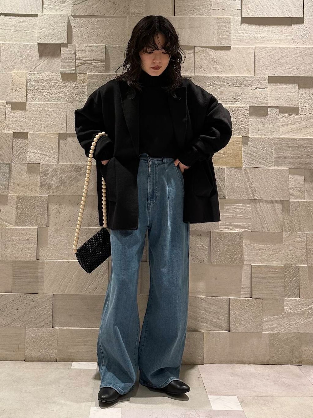 ブラック系のその他アウター、ブラック系のパンプス、ブラック系のニット/セーターを着用したレディースの冬コーディネートの1枚目の写真