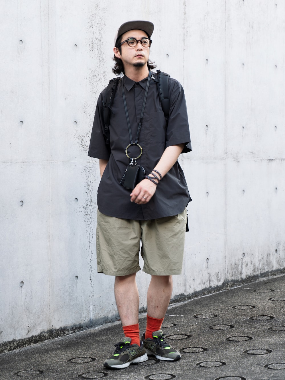 グリーン系のスニーカー、ベージュ系のその他パンツ、ブラック系のショルダーバッグを着用したメンズの夏コーディネートの1枚目の写真