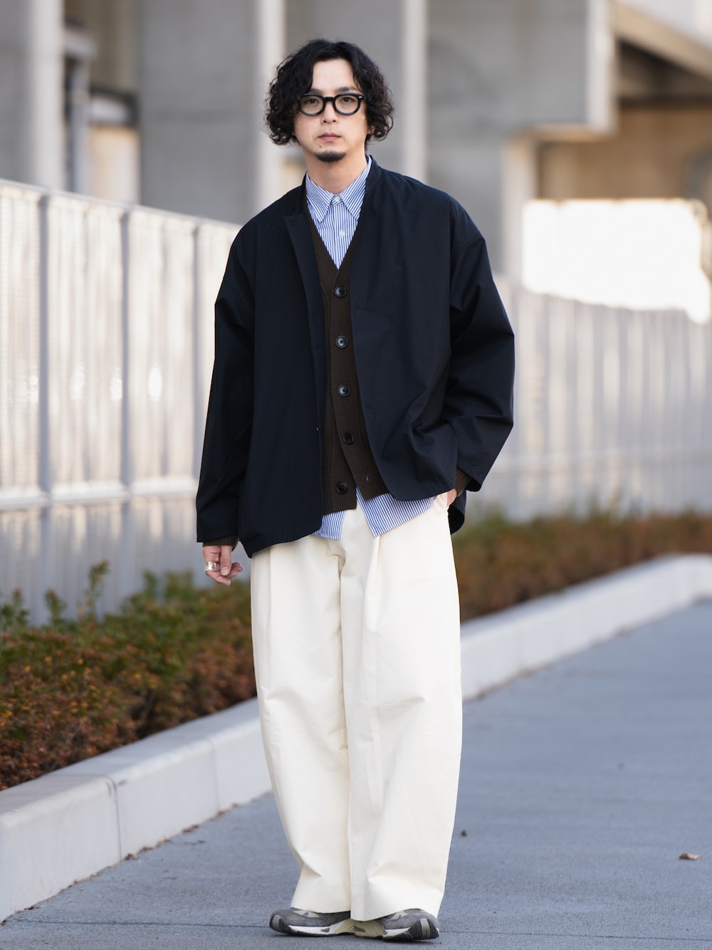 「冬コーデ、きれいめカジュアル、大人カジュアル、シンプルコーデ、ビッグシルエット、白パンツ、STUDIONICHOLSON、ニューバランス、メガネ男子、カーディガン、シャツスタイル、無印良品、ワントーンコーデ、スニーカー、ワイドパンツ」｜「STUDIO NICHOLSONのSORTE PEACHED COTTON TWILL VOLUME PLEAT PANTS（チノパンツ、ホワイト系）」を使った、talow/タローさん（メンズ・176cm）の冬コーディネートの1枚目の写真